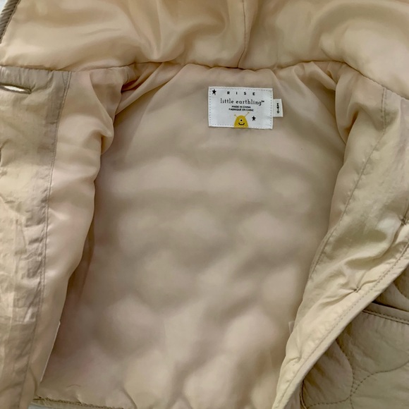 2/15• Cream coloured spring puffer jacket, can fit 0 to 6 months babies - Picture 4 of 6